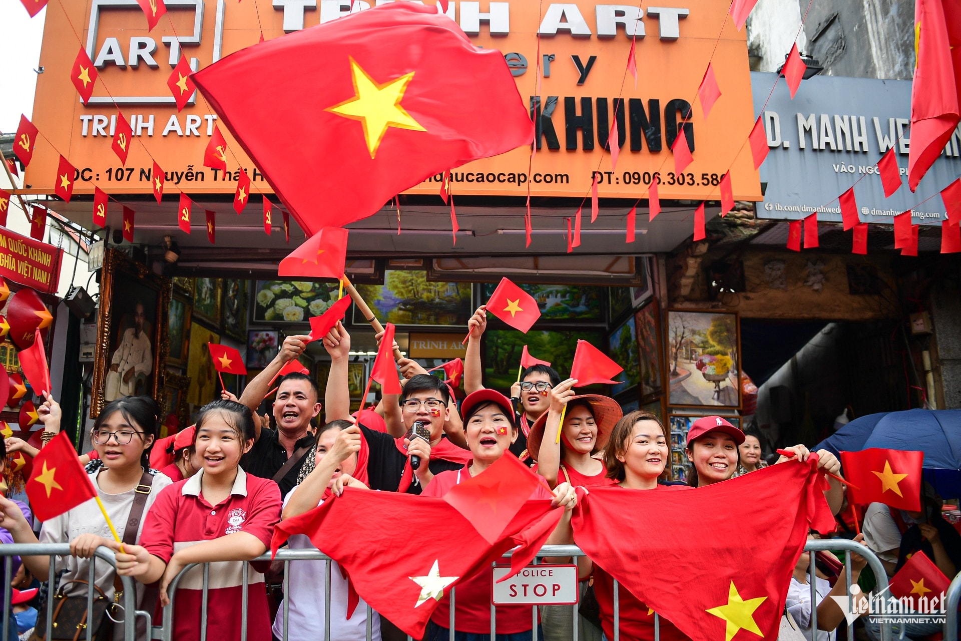 Ăn uống ‘linh đình’, cắm trại trên vỉa hè chờ xem diễu binh Ăn uống ‘linh đình’, cắm trại trên vỉa hè chờ xem diễu binh