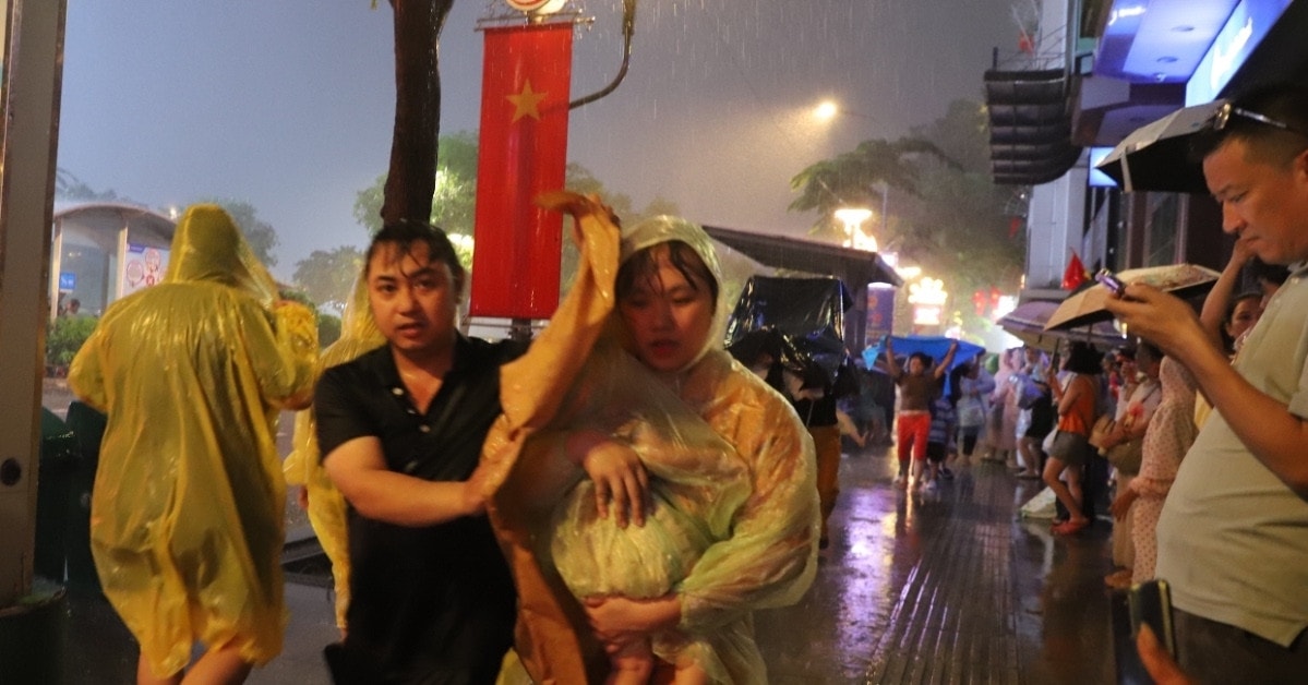 Hàng nghìn người đội mưa xem pháo hoa 2/9 ở TPHCM