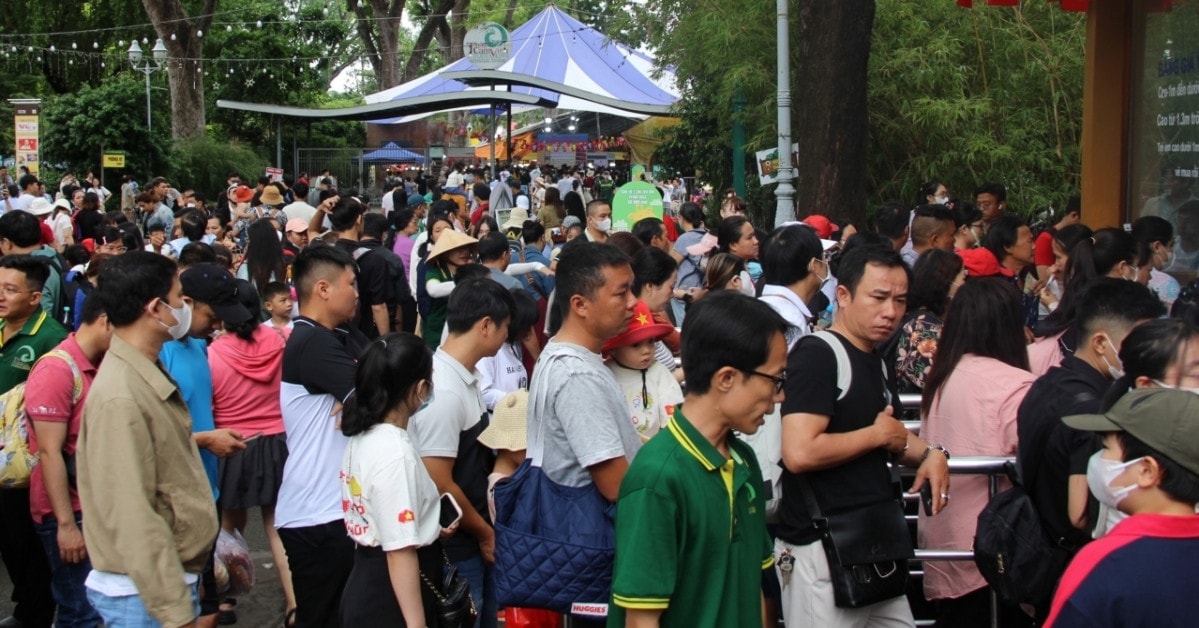 Người dân TPHCM ‘cắm chốt’ khu vui chơi chờ xem bắn pháo hoa mừng tết Độc lập