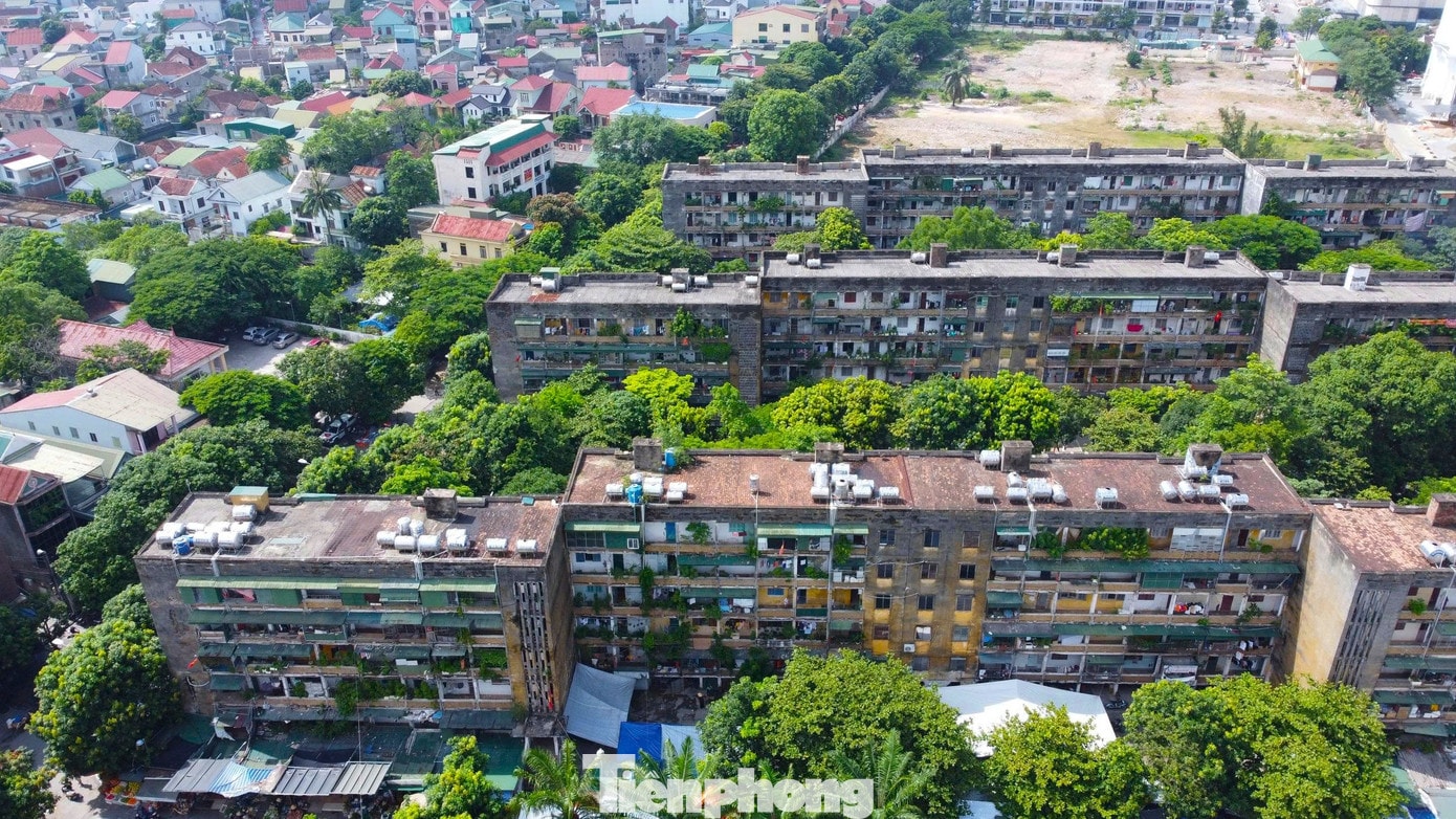 Chung cư xuống cấp, trần rơi lả tả