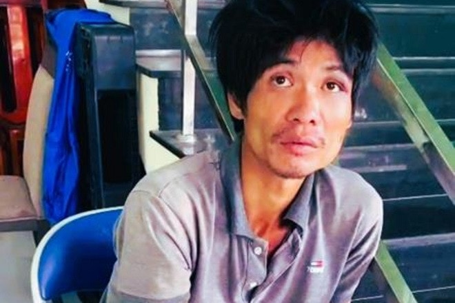 Đối tượng ‘ngáo đá’ cầm dao tự chế chém Thượng úy công an giữa phố Đối tượng ‘ngáo đá’ cầm dao tự chế chém Thượng úy công an giữa phố