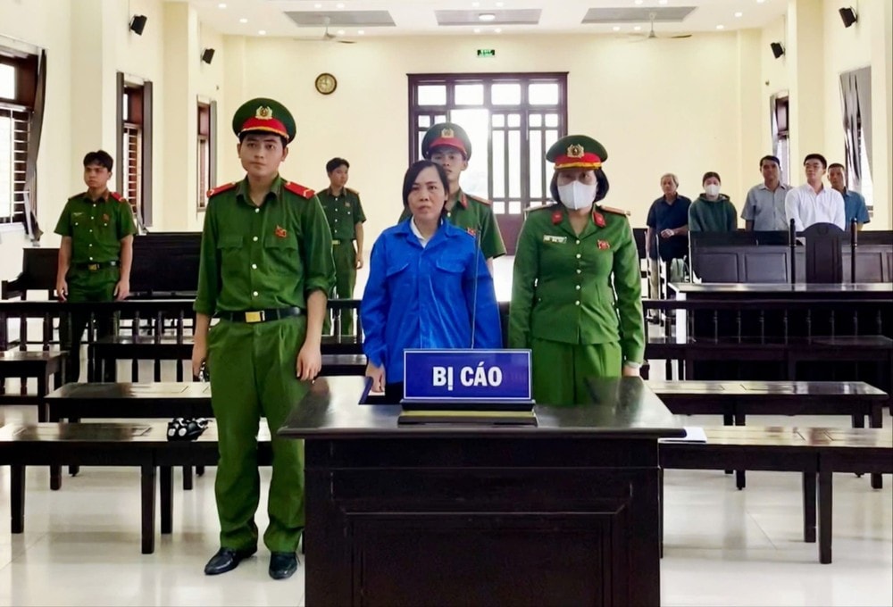 Cựu nữ kế toán xã lừa đảo gần 50 tỉ đồng Cựu nữ kế toán xã lừa đảo gần 50 tỉ đồng