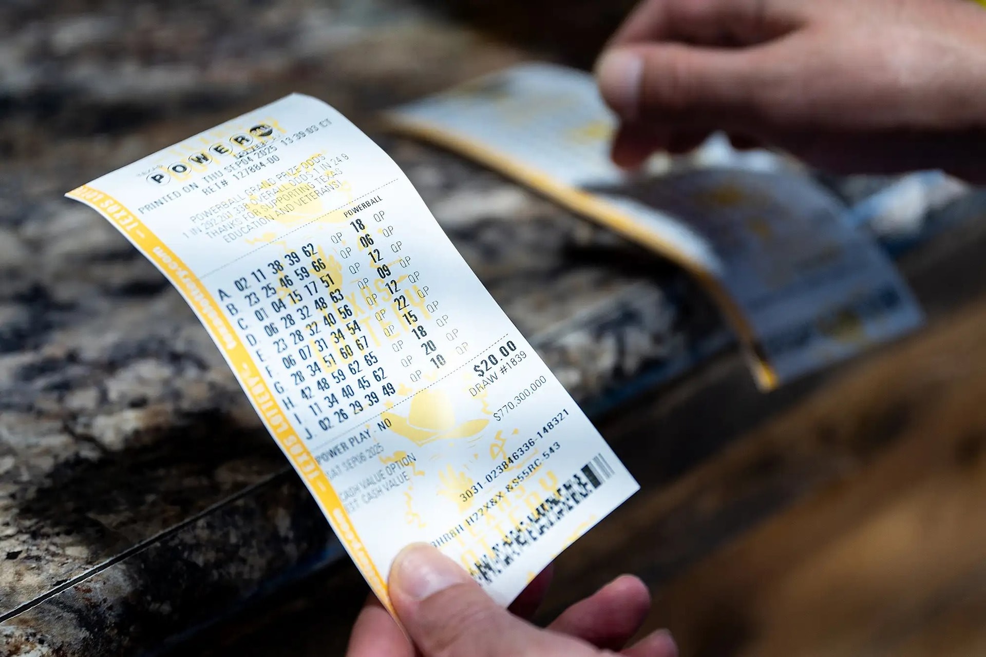 18億ドルのパワーボールのジャックポットの当選者が正式に決定した。