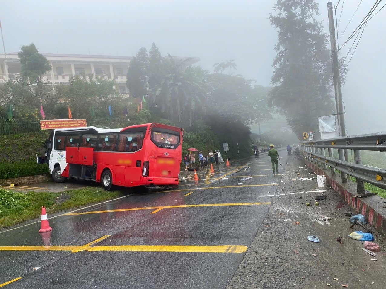 Xe khách chở 36 người mất phanh lao vào gần trường tiểu học