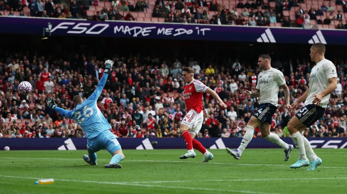 Arsenal vươn lên ngôi đầu bảng xếp hạng Premier League