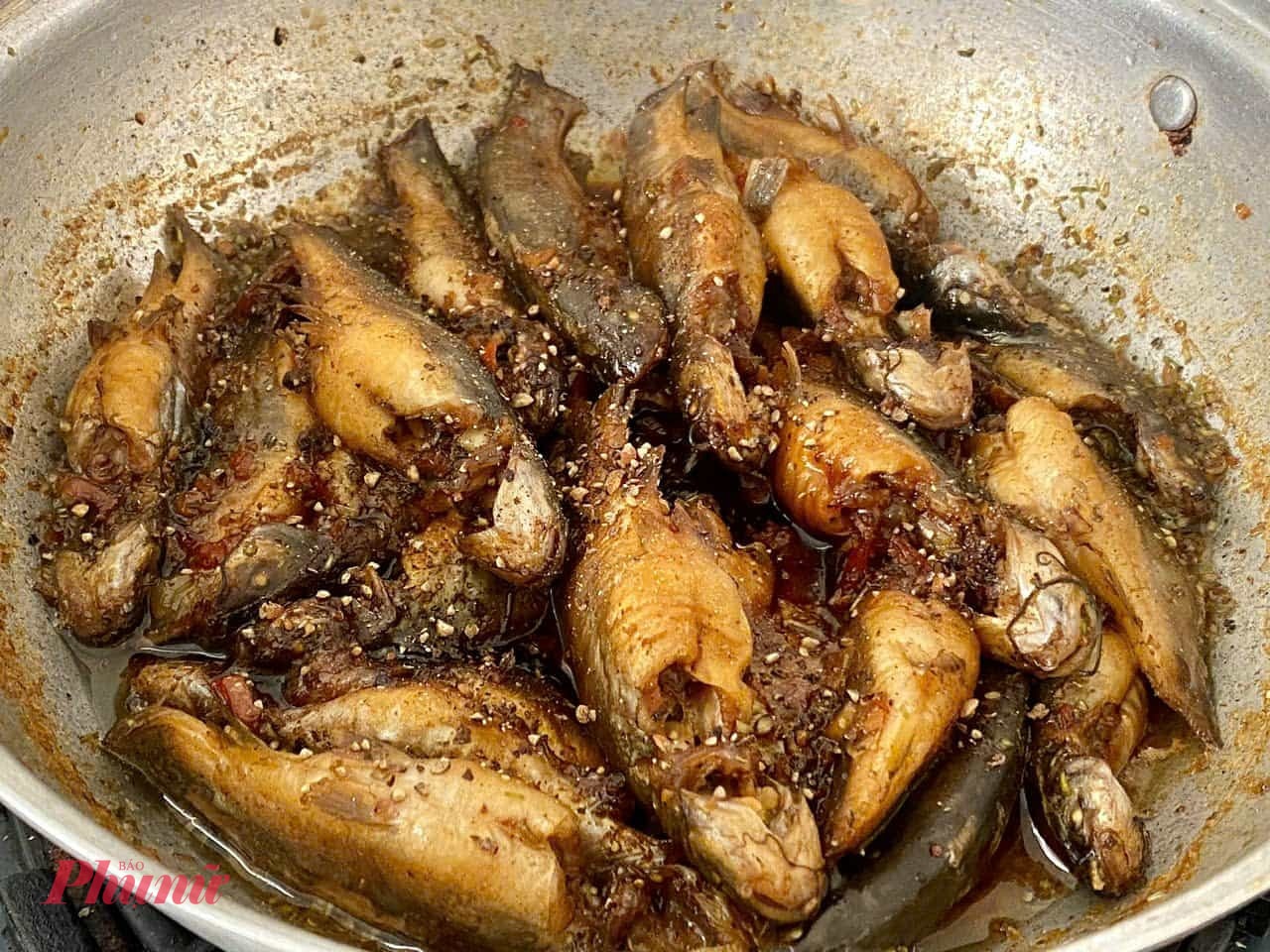 Giờ đ&acirc;y, muốn ăn c&aacute; s&ocirc;ng, c&aacute; đồng th&igrave; phải đi chợ sớm hoặc dặn bạn h&agrave;ng quen - Ảnh: Vương Minh