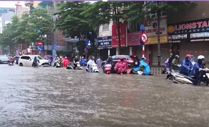 Tổng hợp hình ảnh 'Hà Nội chưa bao giờ như này' trong trận mưa ngập từ sáng đến tối!