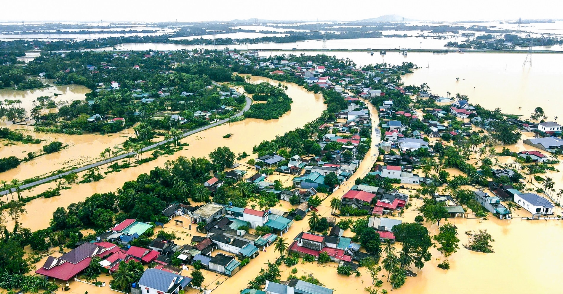Toàn cảnh sự tàn phá khủng khiếp của cơn bão 'dị thường' Bualoi
