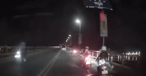 Thót tim cảnh cầu vượt biển chao đảo, người dân hoảng loạn giữa trận động đất