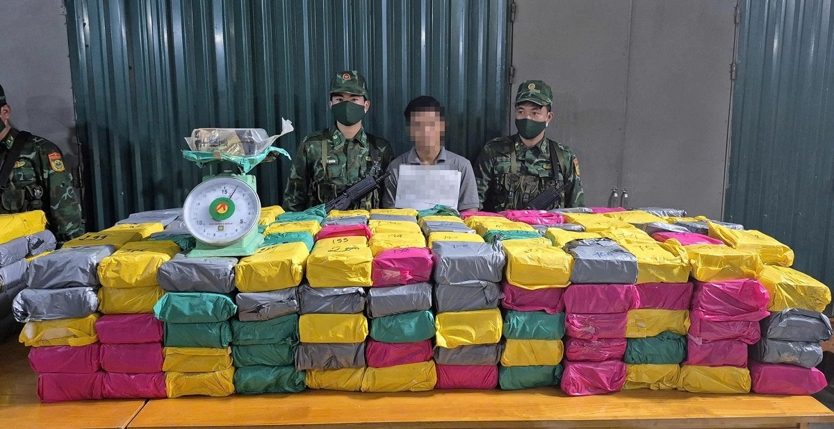 Clip bắt 2 đối tượng người Lào vận chuyển hàng chục bao tải chứa 500kg ma túy