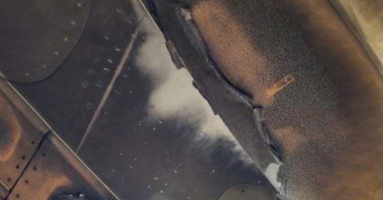 Máy bay bốc khói ở sân bay Tân Sơn Nhất khi chuẩn bị cất cánh ra Hà Nội