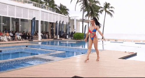 61歳の女優はビキニ姿でとても魅力的だ。