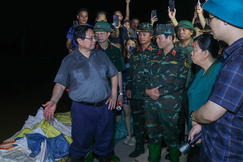 Thủ tướng thị sát vùng ngập ngoại thành Hà Nội, yêu cầu phương án di dời 30000 dân