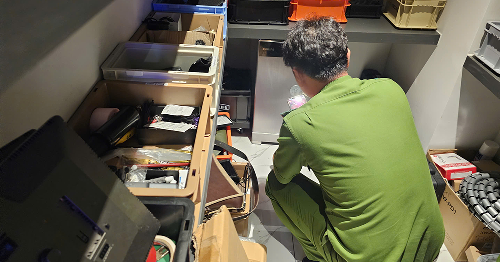 Công an thu giữ 80 sổ đỏ, 4 sổ tiết kiệm, 2 ô tô khi khám xét nhà của Ngân 98