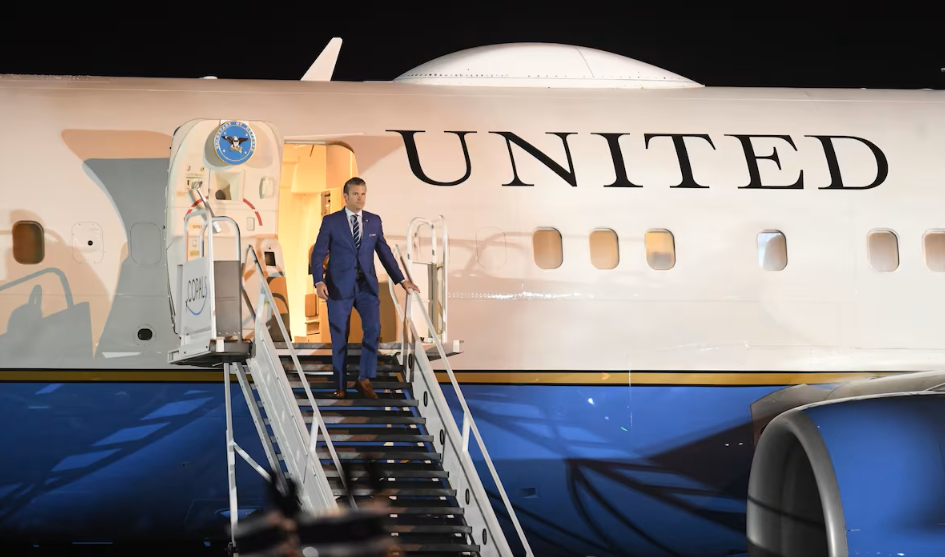 Máy bay của Bộ trưởng Quốc phòng Mỹ gặp sự cố, phải hạ cánh khẩn cấp