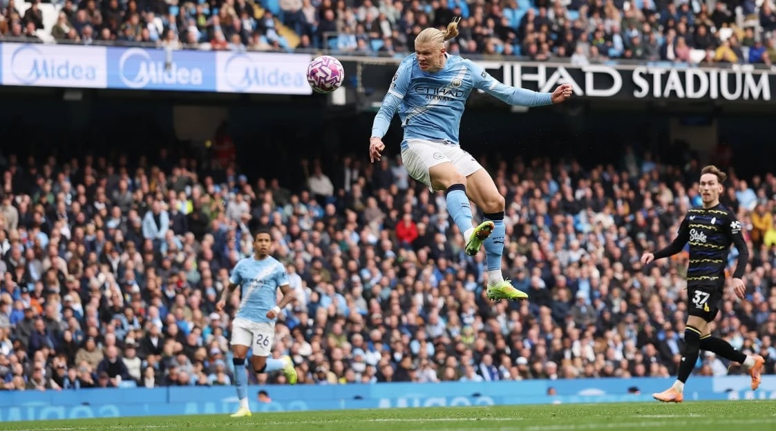Man City vươn lên ngôi đầu bảng xếp hạng Premier League