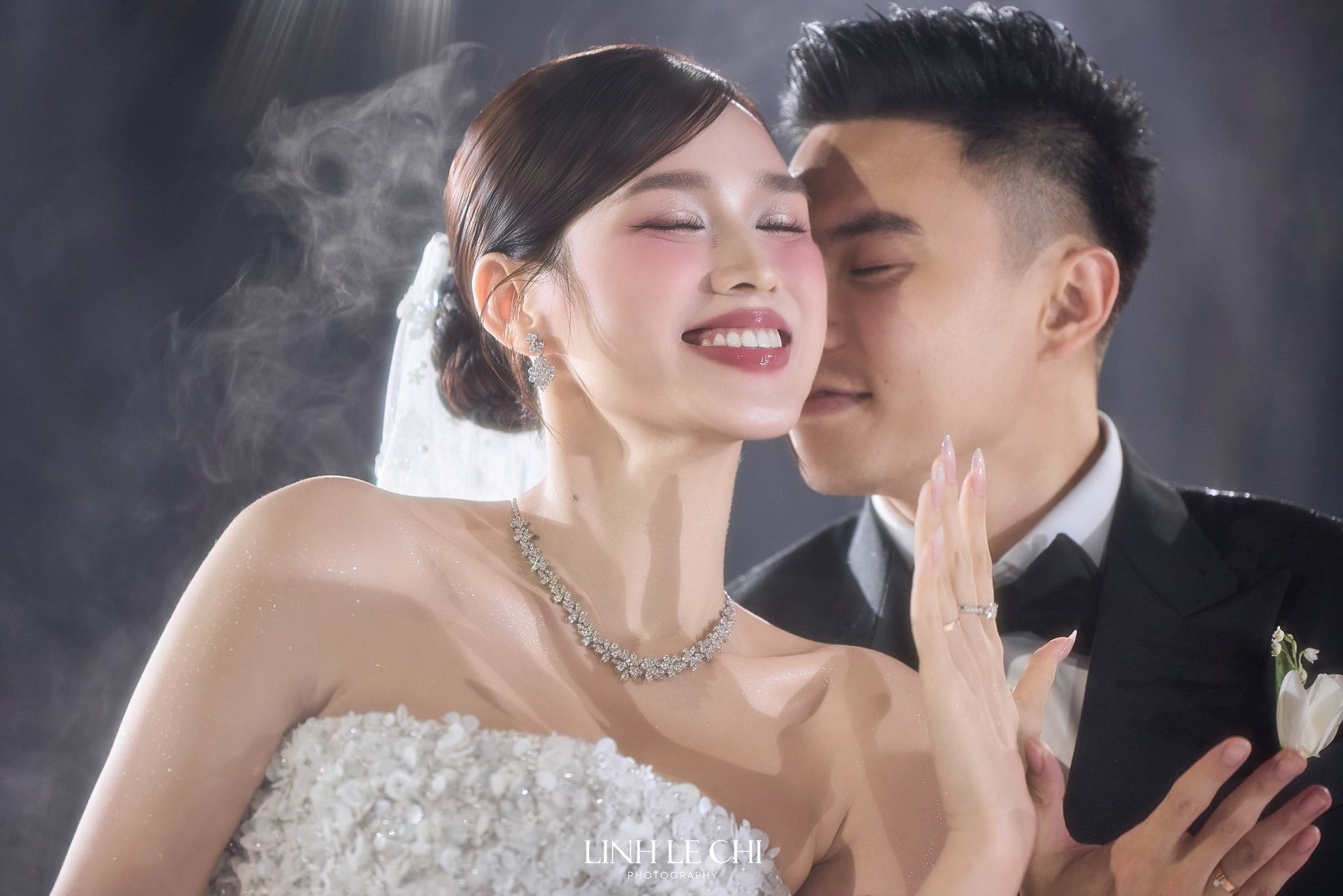 Hoa hậu Đỗ Thị Hà rạng ngời tựa công chúa trong hôn lễ cổ tích với thiếu gia Quảng Trị