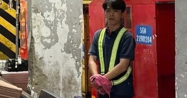 Nhân viên hãng hàng không lục hành lý ký gửi tại sân bay Tân Sơn Nhất, trộm 50 triệu đồng