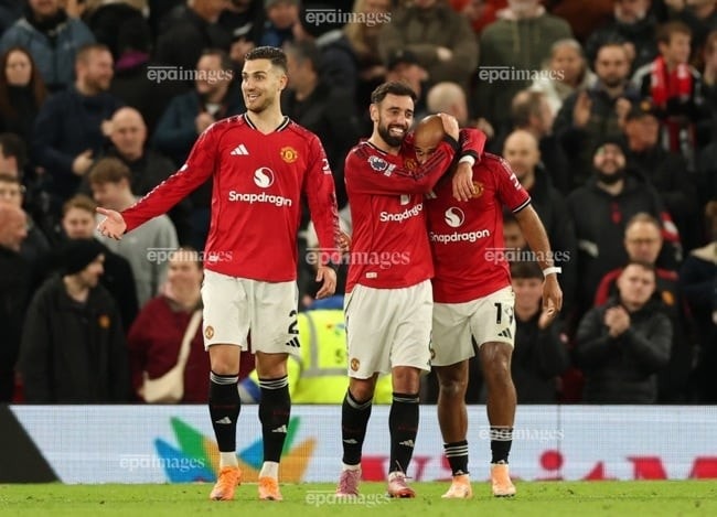 Liverpool thua sốc, MU vào Top 4 Premier League