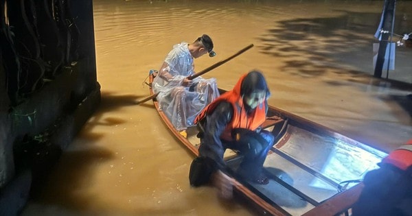 Mưa to, thủy điện xả nước, người dân Đà Nẵng chạy lũ trong đêm