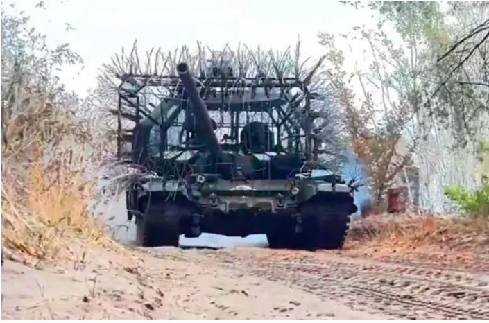 Xe tăng biến hình thành “quái thú thép” đối phó bão FPV trên chiến trường Ukraine