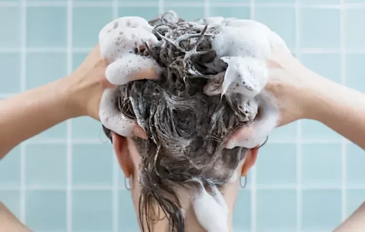 8 dấu hiệu cho thấy bạn cần gội đầu thường xuyên hơn