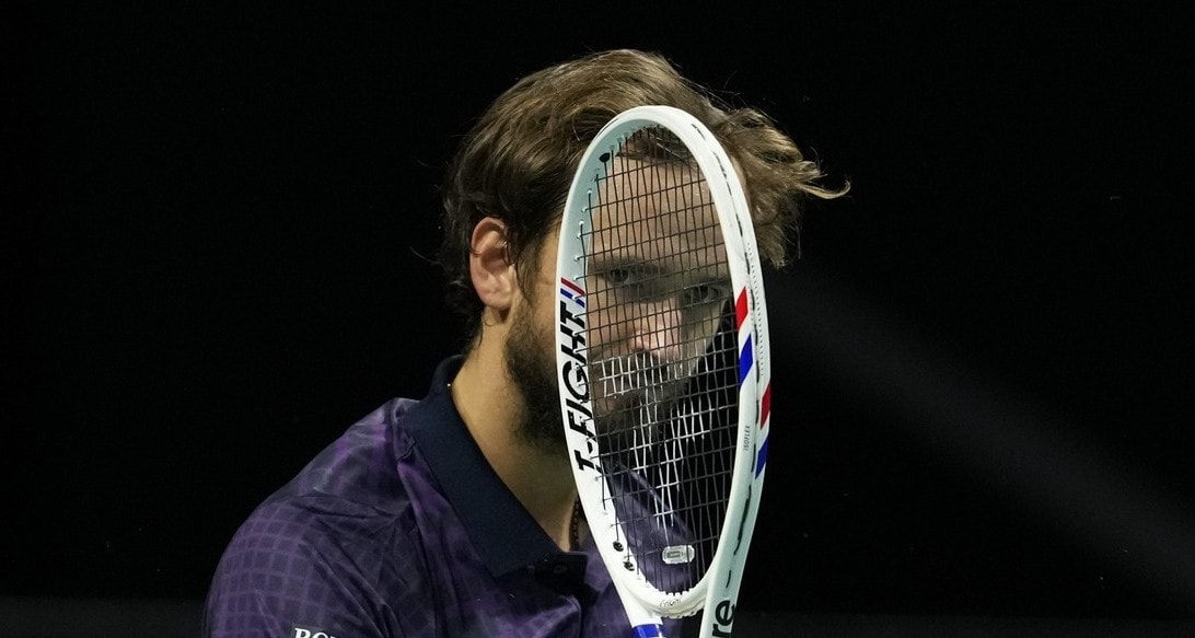 Daniil Medvedev ngược dòng vào tứ kết Paris Masters 2025