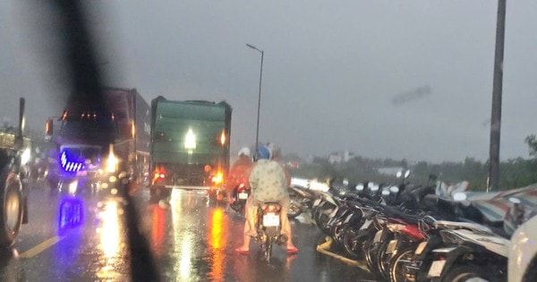 Dân Đà Nẵng đập cửa, gọi nhau đưa ô tô đi tránh lụt lúc rạng sáng