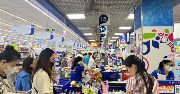 Người dân Quy Nhơn đổ xô mua thực phẩm dự trữ trước bão số 13