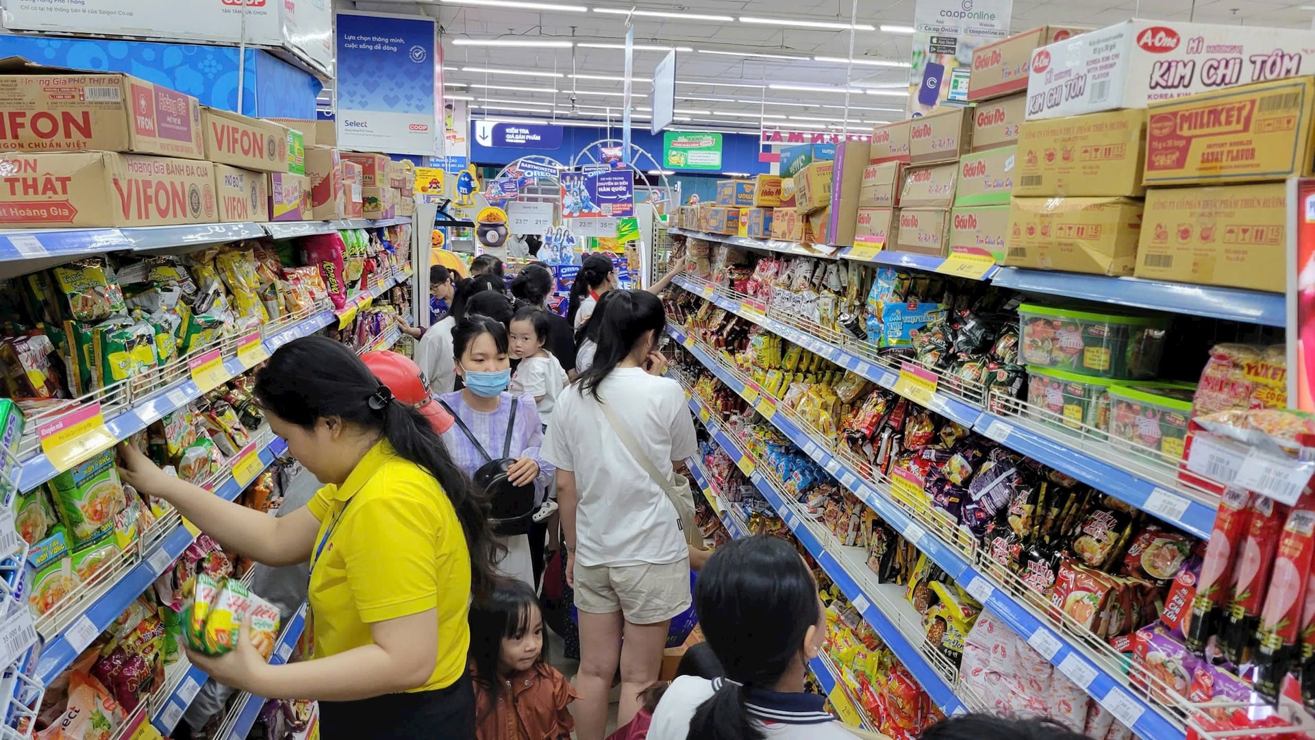 Siêu thị tăng tích trữ hàng hoá, không tăng giá, ứng phó bão Kalmaegi