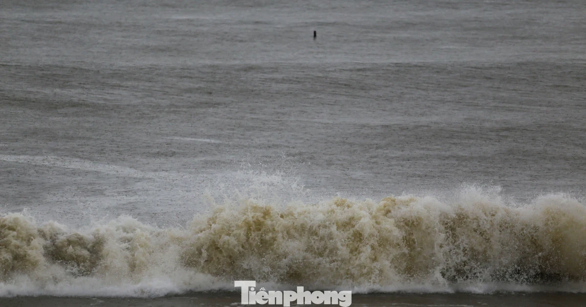 Biển Quy Nhơn dậy sóng trước giờ bão đổ bộ