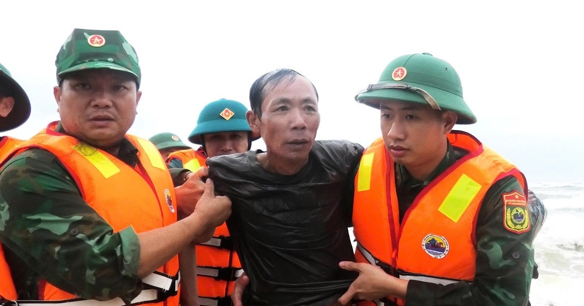 8 thuyền viên tàu cá bị chìm bám dây bơi vào bờ