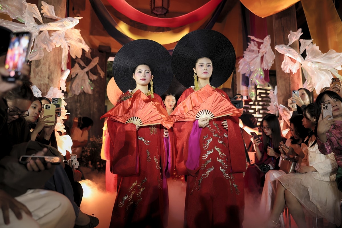 50 tà áo dài tái hiện tinh hoa Việt phục giữa lòng phố cổ Hà Nội