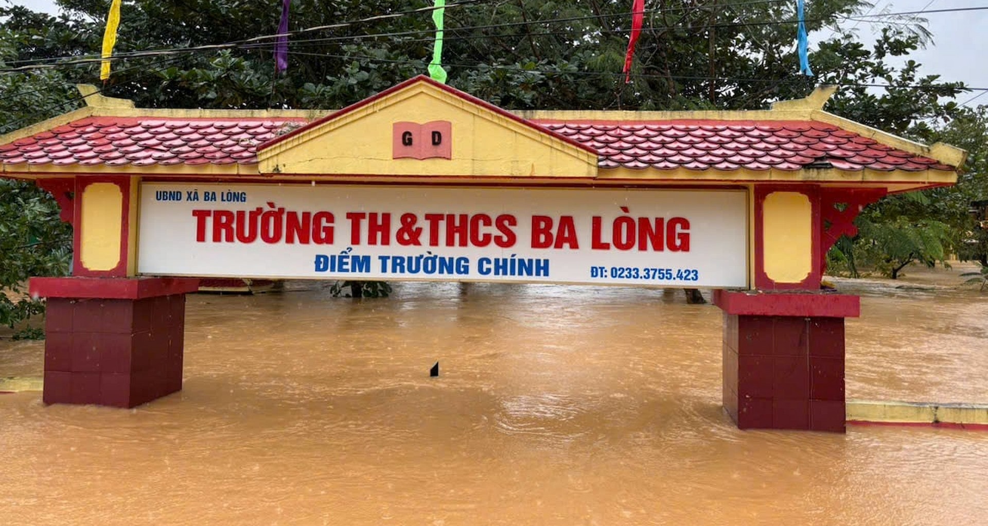 'Nước lên quá nhanh, chúng tôi chỉ kịp chạy để giữ tính mạng'