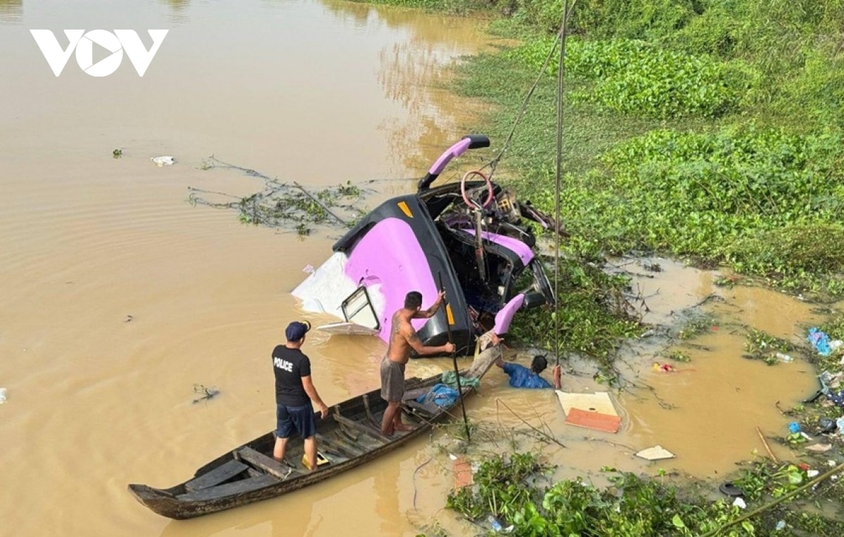 カンボジアで悲惨なバス事故が発生し、13人が死亡。