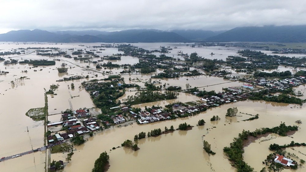 Flycam recorded the scene of water surrounding the flood center of Hoa  Thinh, Dak Lak