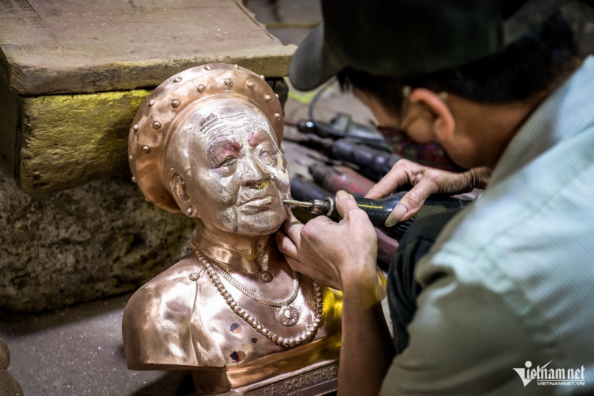 ニンビンのブロンズ鋳造職人が、生き生きとした肖像像を作る秘密を明かす。