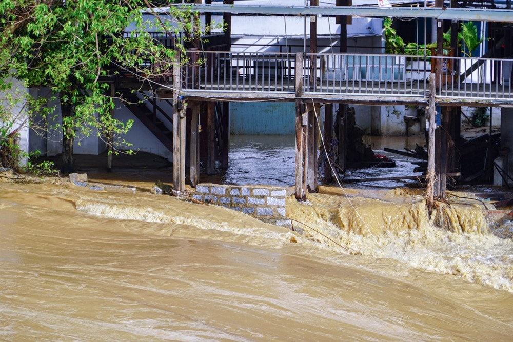画像：ニャチャンは12月4日の朝に再び洪水に見舞われ、住民は疲弊
