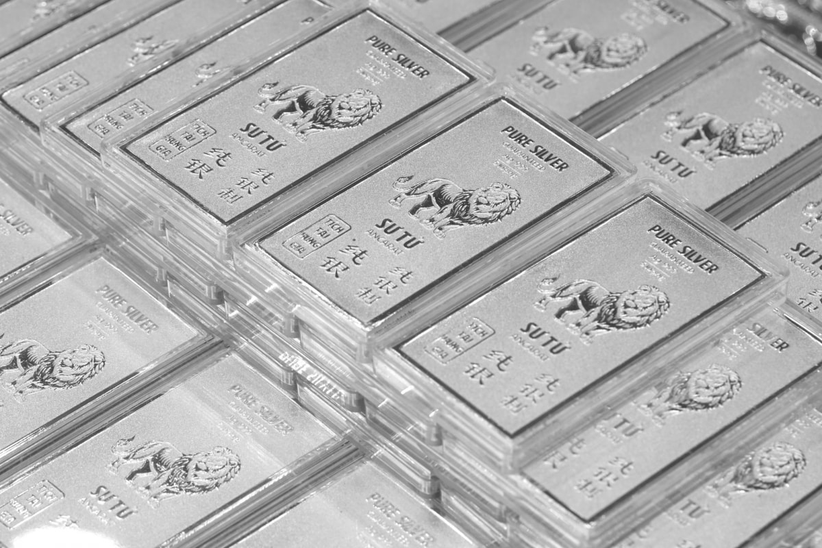 12月5日今日の銀価格: 国内外の銀価格ともに下落。