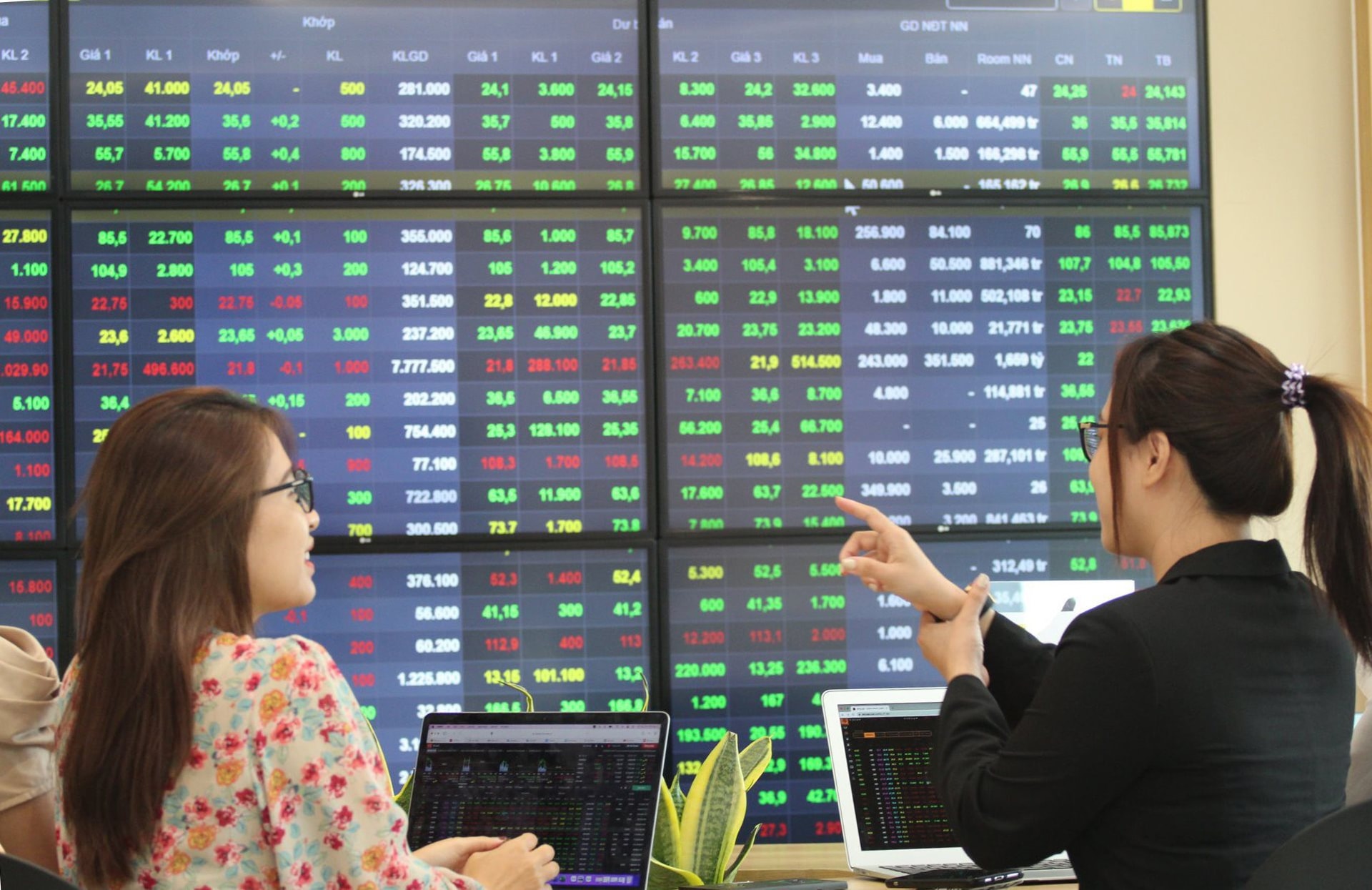 전문가들은 VN 지수가 오전에 단 42포인트 이상 하락한 이유를 지적했습니다.