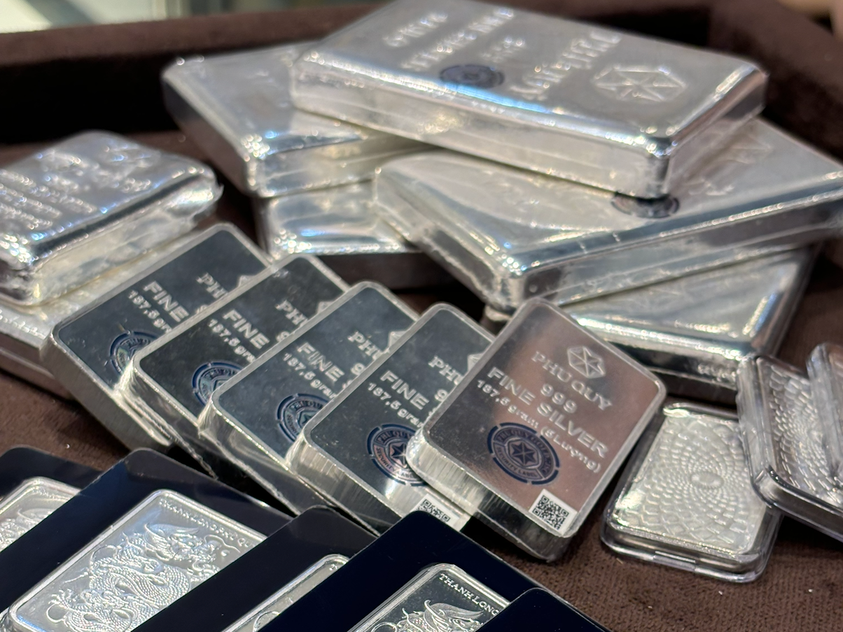 本日2026年1月18日の銀価格は、1kgあたり約1,000万VND上昇し、変動の激しい週を終えました。