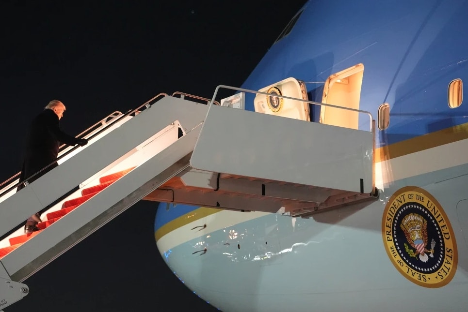 トランプ大統領を乗せた飛行機はトラブルに見舞われ、基地に戻らざるを