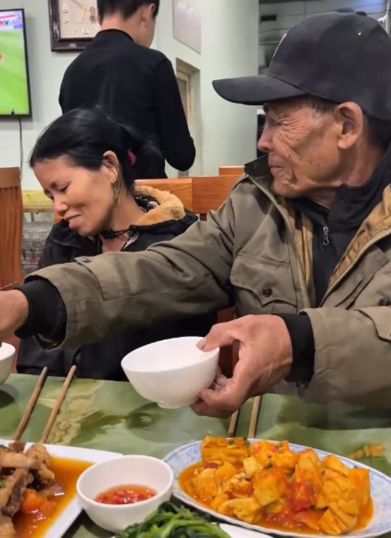 Ông lão 73 tuổi vượt 1.500km từ Đắk Lắk đến Sơn La gặp bạn gái quen qua mạng