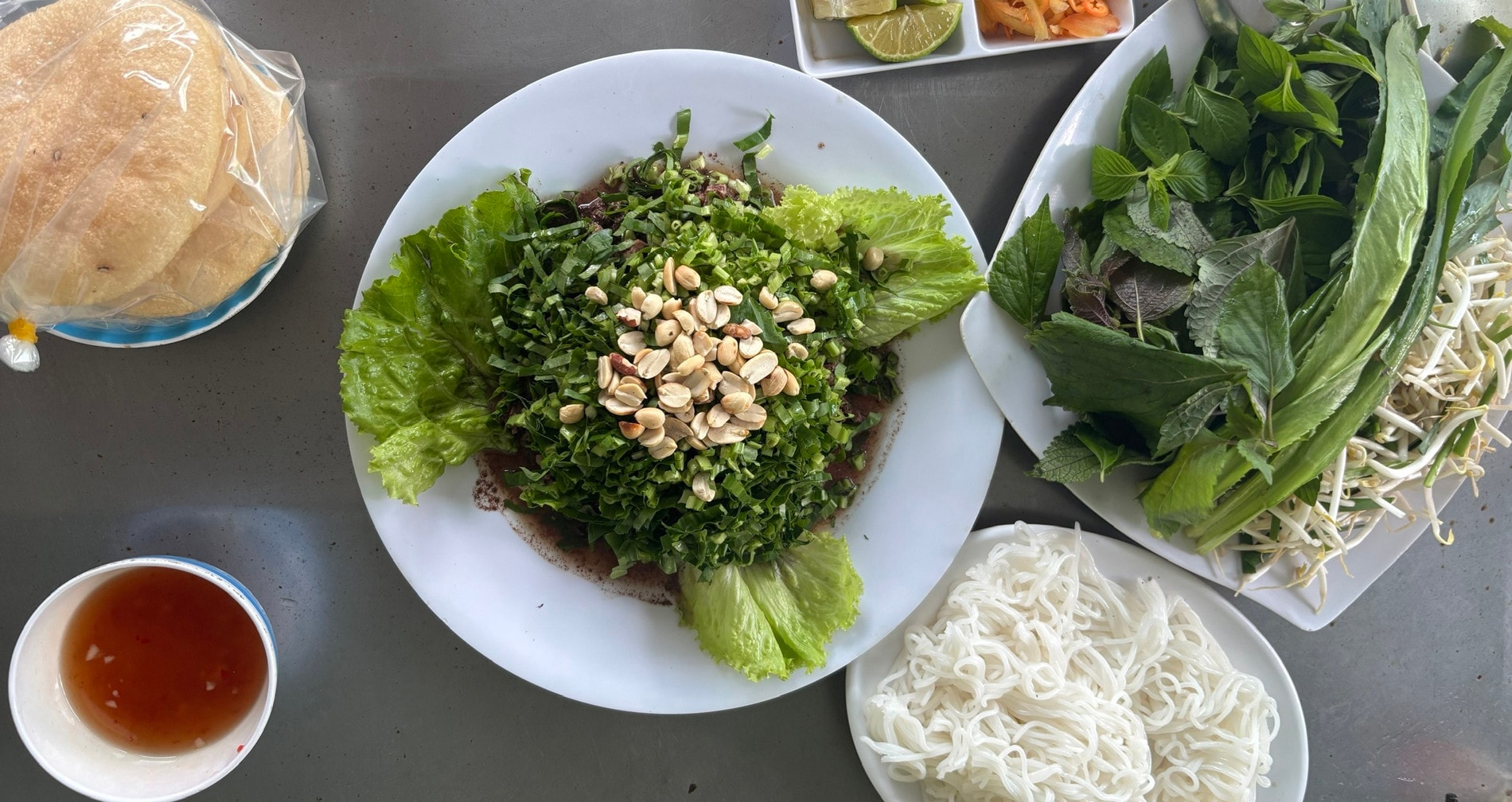 ヴィンロンの客に振る舞われたユニークな料理。あまりの美味しさにハノイから来た女の子は2杯も食べてしまった。