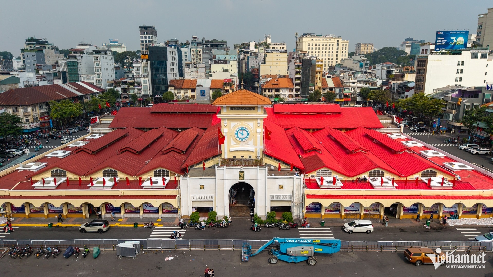 ホーチミン市の象徴的なランドマークが、2026年の旧正月（午年）を