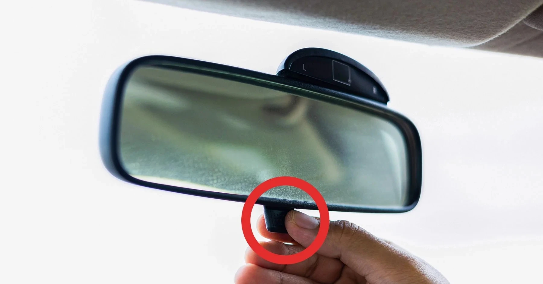 車のバックミラーの下にある小さなラッチの意外な用途を、多くの人が知らない。