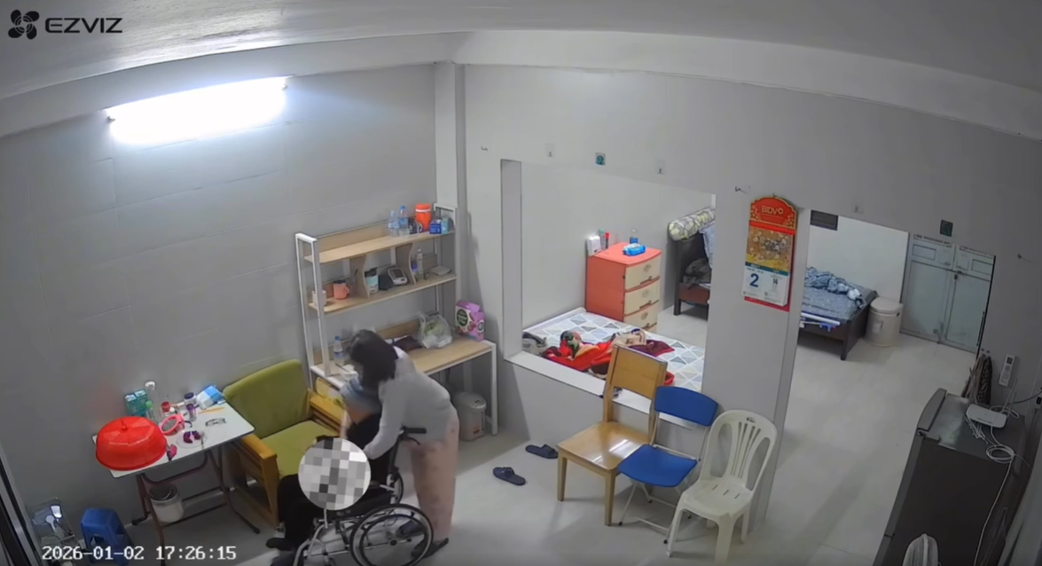 Từ vụ người giúp việc bạo hành cụ 82 tuổi ở Hà Nội: Đừng phó mặc cha mẹ cho người giúp việc rồi ân hận Những hình ảnh cắt ra từ video người giúp việc bạo hành cụ bà