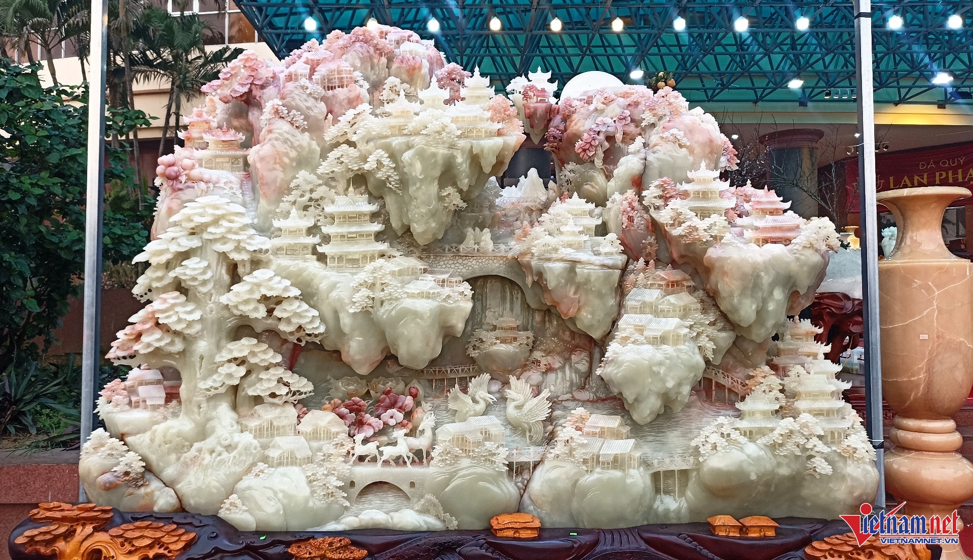 重さ10トンを超える純白の翡翠で作られた絵画が、約40億ドンで売りに出