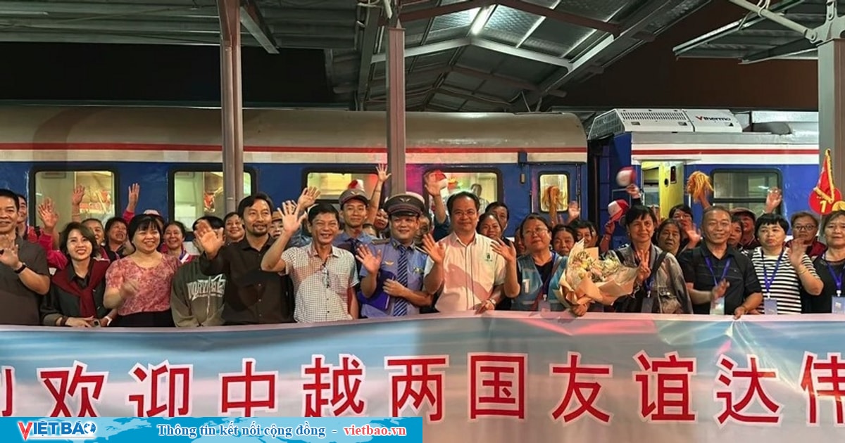 Lao Cai welcomes 400 Chinese tourists via charter train