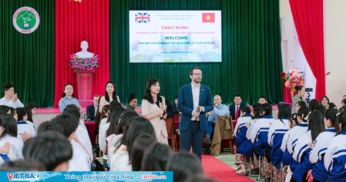 British ambassador discusses youth-led initiatives with ethnic minority students in Nghệ An